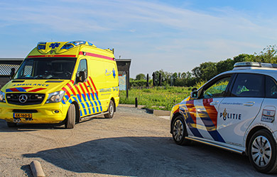 Ambulance spoedrit naar Van der Sasstraat in Rotterdam