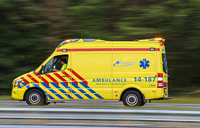 Ambulance spoedrit naar Westzeedijk in Rotterdam