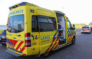 Ambulance spoedrit naar Fluitenbergstraat in Den Haag