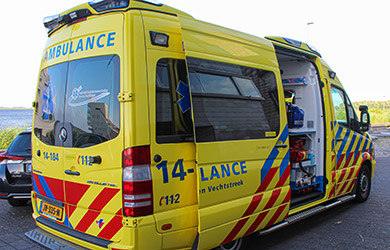Ambulance spoedrit naar Bilthovenselaan in Den Haag