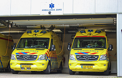 Ambulance spoedrit naar Klimopstraat in Den Haag